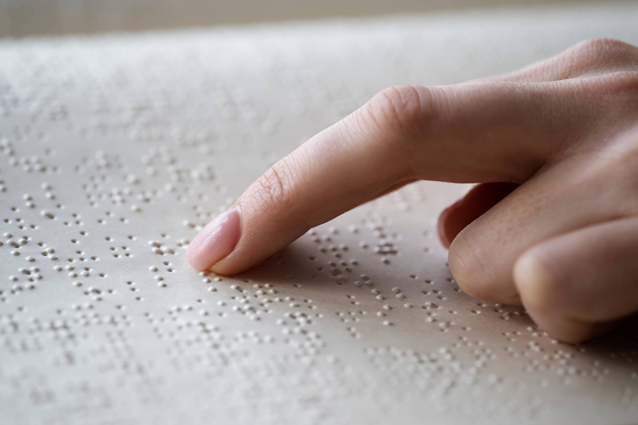 Naklejki z alfabetem Braille’a i kodami QR ułatwiające dostęp do informacji osobom niewidomym i słabowidzącym